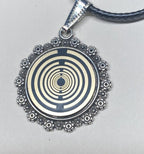Amulett – Blumenmuster – Lakhovsky MWO – 20 mm / goldlegiert / schwarz – Produktansicht 1