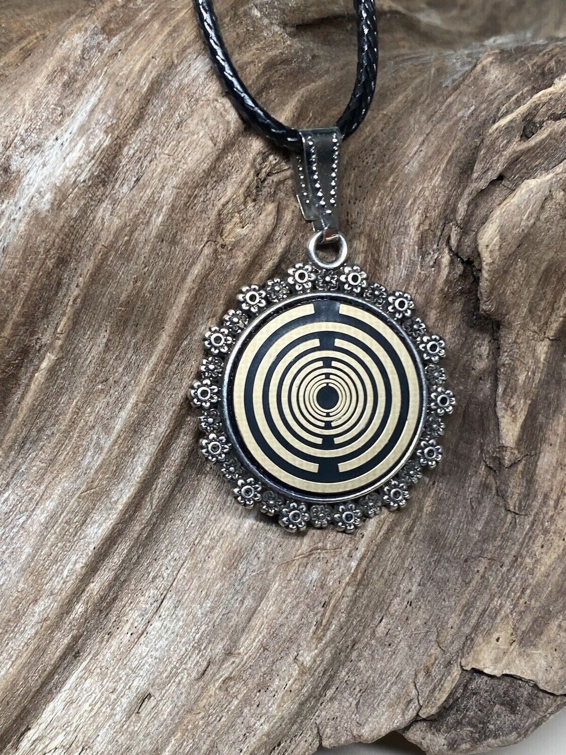 Amulett – Blumenmuster – Lakhovsky MWO – 20 mm / goldlegiert / schwarz – Produktansicht 1