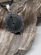 Amulett – Blumenmuster – Lakhovsky MWO – 20 mm / goldlegiert / schwarz – Produktansicht 1