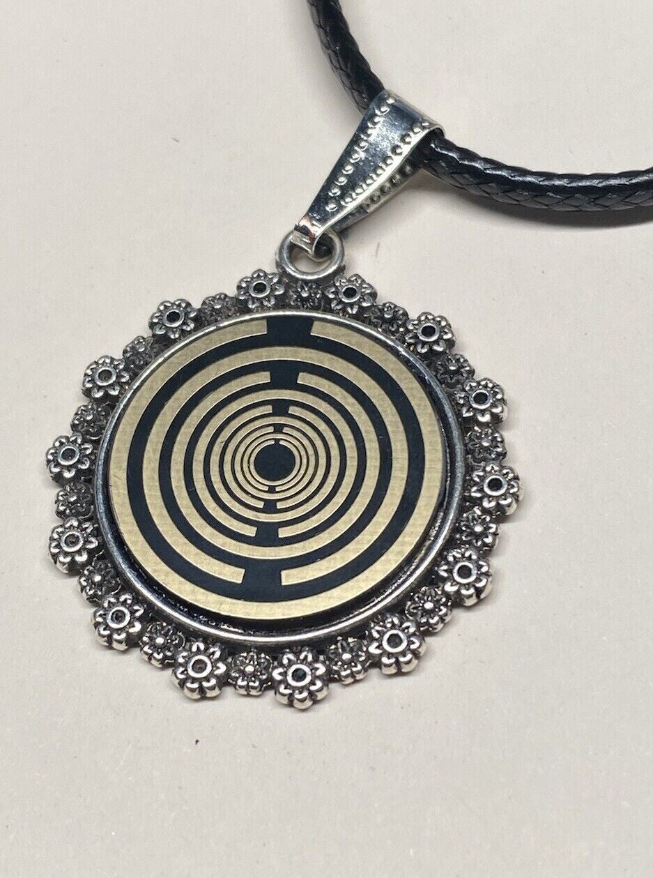 Amulett – Blumenmuster – Lakhovsky MWO – 20 mm / goldlegiert / schwarz – Produktansicht 1