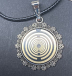 Amulett – Blumenmuster – Lakhovsky MWO – 20 mm / goldlegiert / schwarz – Produktansicht 1