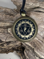 Amulett – Chakremy – Solarplexus Chakra – Solarplexus + Chakra – 25 mm / goldlegiert / Fassung bronzefarben – Produktansicht 