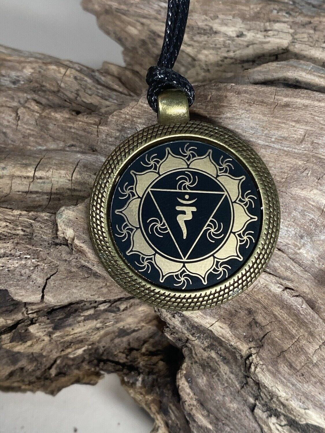 Amulett – Chakremy – Solarplexus Chakra – Solarplexus + Chakra – 25 mm / goldlegiert / Fassung bronzefarben – Produktansicht 