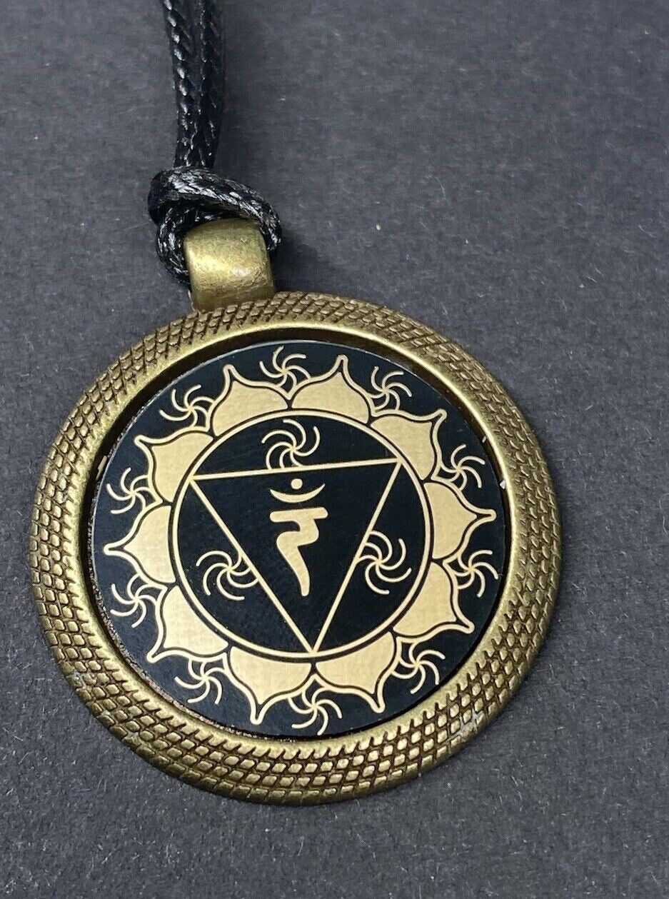 Amulett – Chakremy – Solarplexus Chakra – Solarplexus + Chakra – 25 mm / goldlegiert / Fassung bronzefarben – Produktansicht 