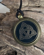 Amulett – keltischer Knoten – 25 mm / goldlegiert / Fassung bronzefarben – Produktansicht 1