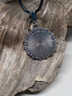 Amulett – Blumenmuster – Lakhovsky MWO – 20 mm / goldlegiert / schwarz – Produktansicht 1
