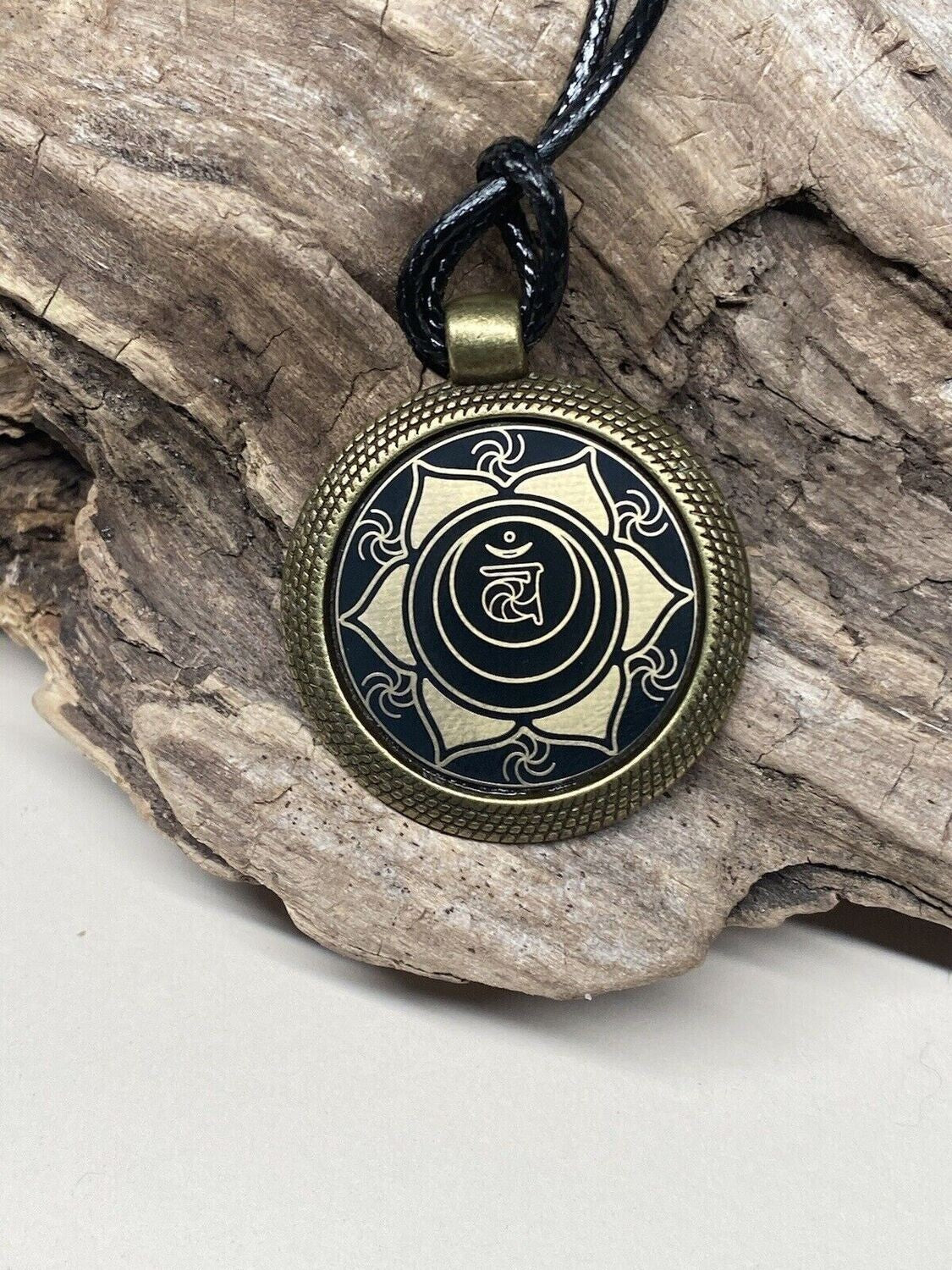 Amulett – Chakremy – Chakra – 25 mm / goldlegiert / Fassung bronzefarben – Produktansicht 1
