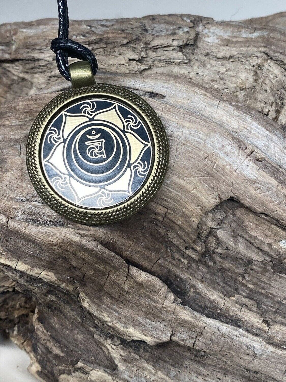 Amulett – Chakremy – Chakra – 25 mm / goldlegiert / Fassung bronzefarben – Produktansicht 1