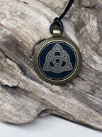 Amulett – keltischer Knoten – 25 mm / goldlegiert / Fassung bronzefarben – Produktansicht 1