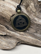 Amulett – keltischer Knoten – 25 mm / goldlegiert / Fassung bronzefarben – Produktansicht 1