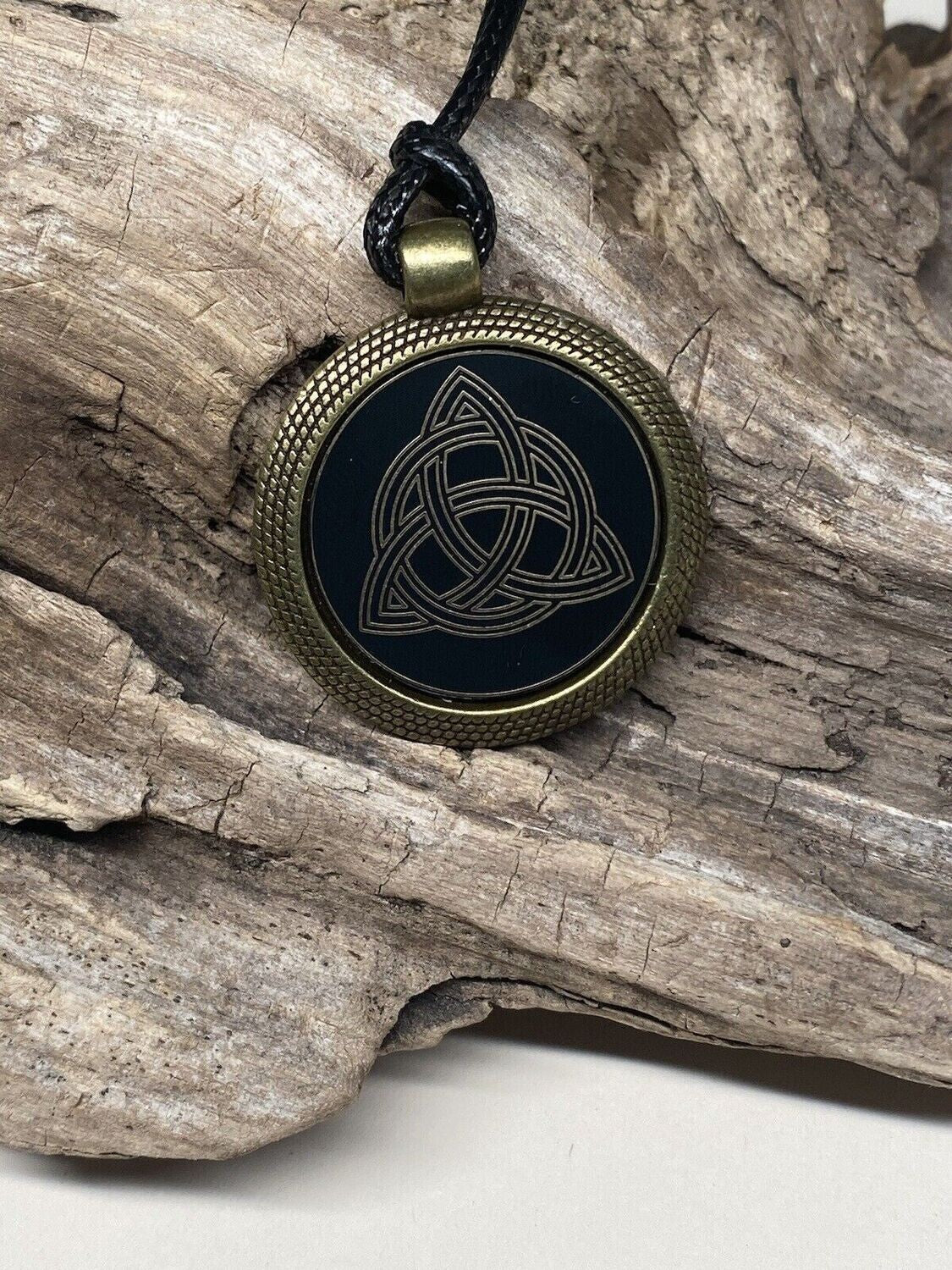 Amulett – keltischer Knoten – 25 mm / goldlegiert / Fassung bronzefarben – Produktansicht 1