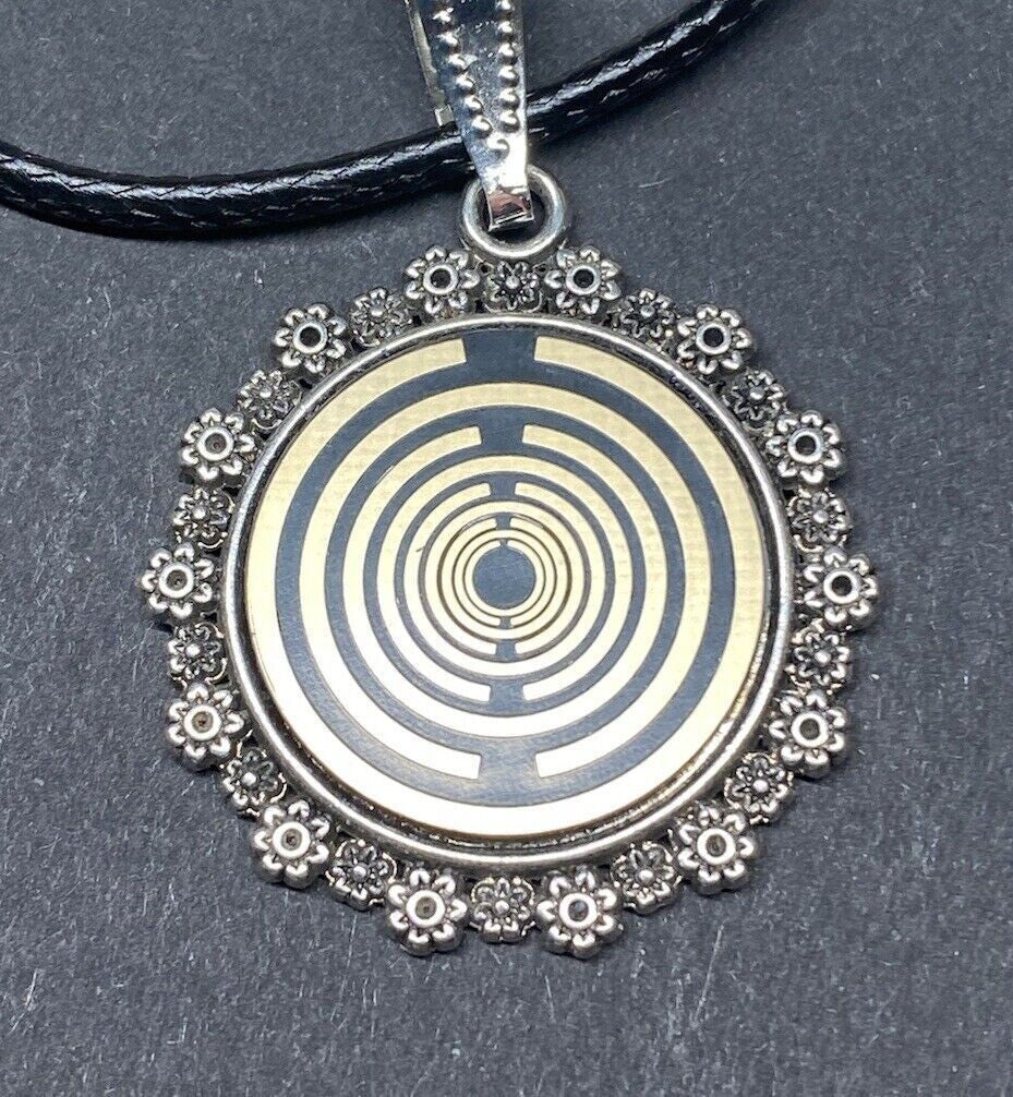 Amulett – Blumenmuster – Lakhovsky MWO – 20 mm / goldlegiert / schwarz – Produktansicht 1