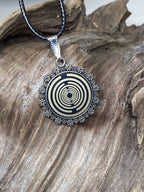 Amulett – Blumenmuster – Lakhovsky MWO – 20 mm / goldlegiert / schwarz – Produktansicht 1