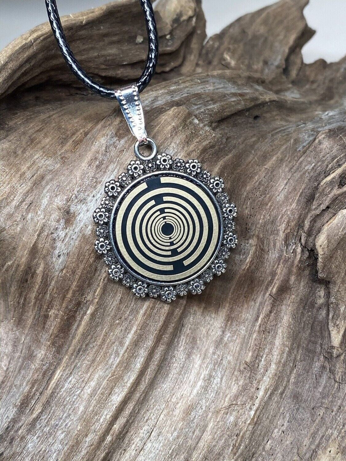 Amulett – Blumenmuster – Lakhovsky MWO – 20 mm / goldlegiert / schwarz – Produktansicht 1