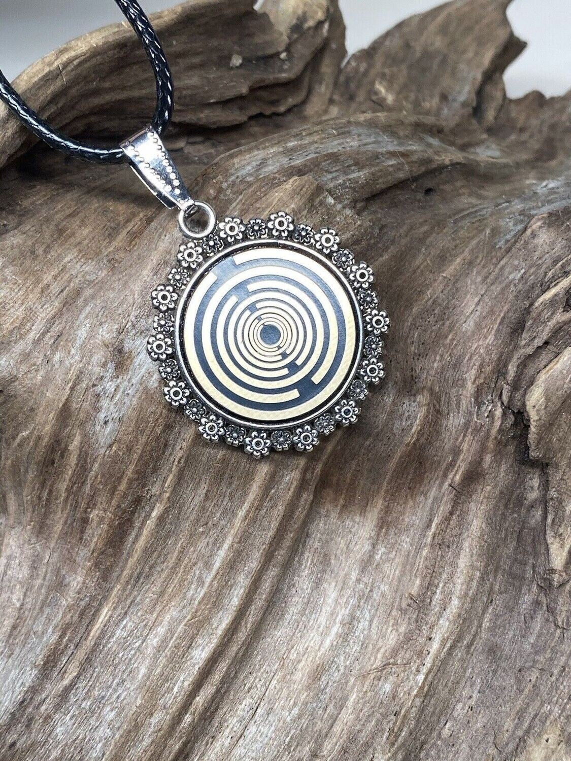 Amulett – Blumenmuster – Lakhovsky MWO – 20 mm / goldlegiert / schwarz – Produktansicht 1