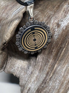 Amulett – Blumenmuster – Lakhovsky MWO – 20 mm / goldlegiert / schwarz – Produktansicht 1