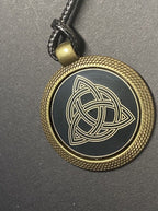 Amulett – keltischer Knoten – 25 mm / goldlegiert / Fassung bronzefarben – Produktansicht 1