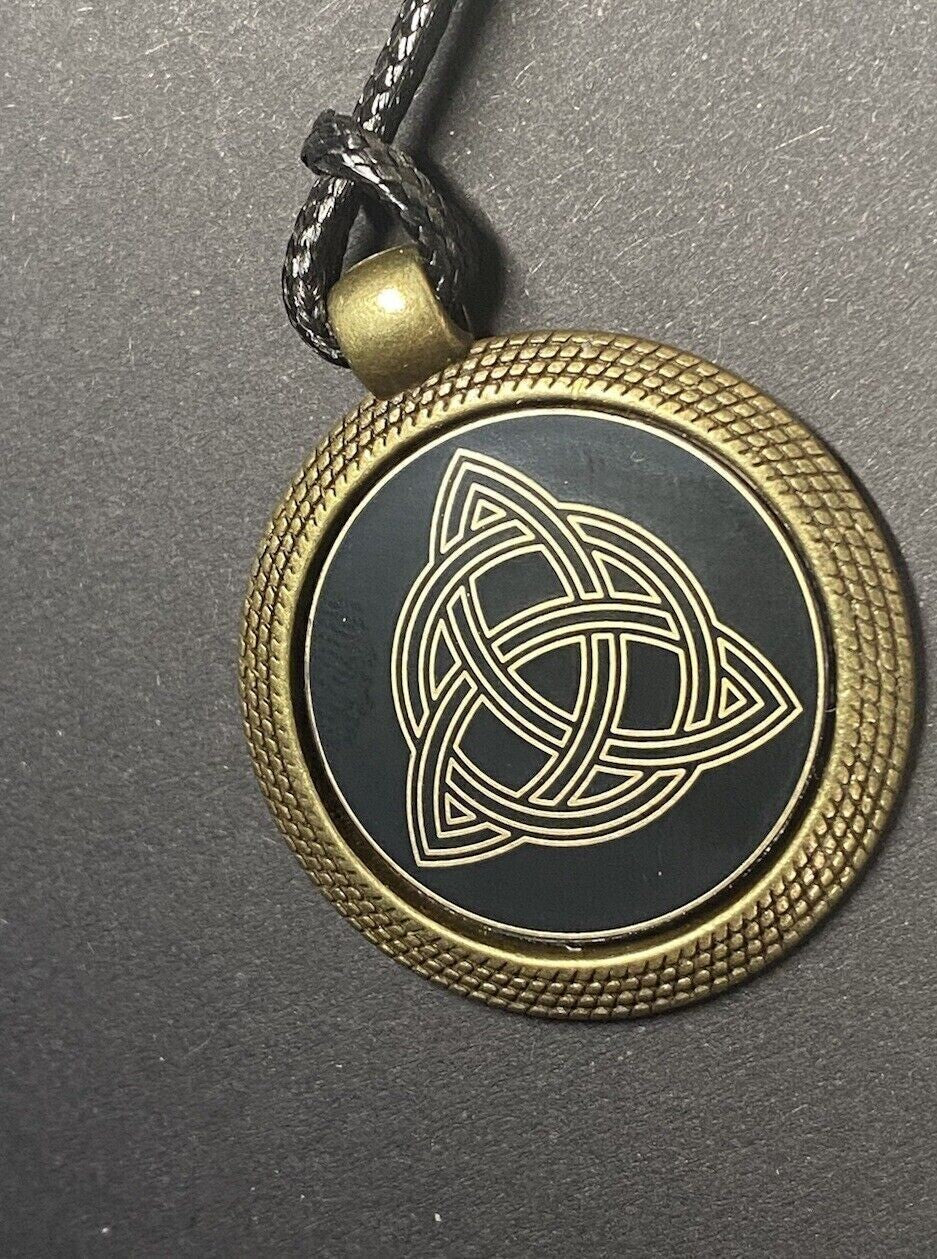 Amulett – keltischer Knoten – 25 mm / goldlegiert / Fassung bronzefarben – Produktansicht 1