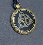 Amulett – keltischer Knoten – 25 mm / goldlegiert / Fassung bronzefarben – Produktansicht 1
