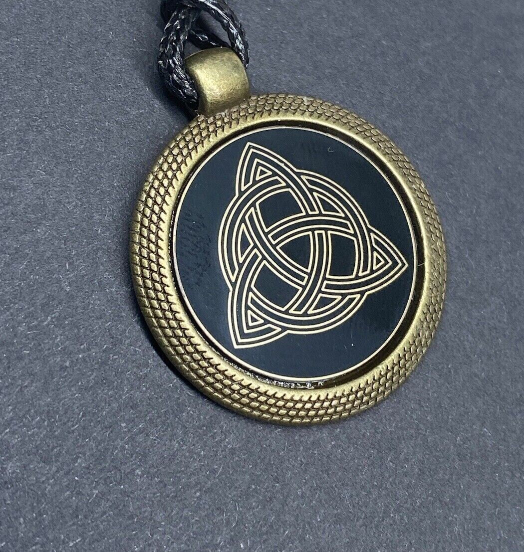 Amulett – keltischer Knoten – 25 mm / goldlegiert / Fassung bronzefarben – Produktansicht 1