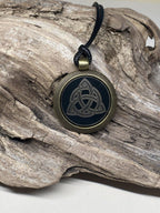 Amulett – keltischer Knoten – 25 mm / goldlegiert / Fassung bronzefarben – Produktansicht 1