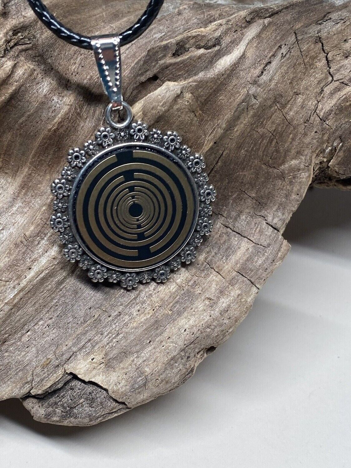 Amulett – Blumenmuster – Lakhovsky MWO – 20 mm / goldlegiert / schwarz – Produktansicht 1