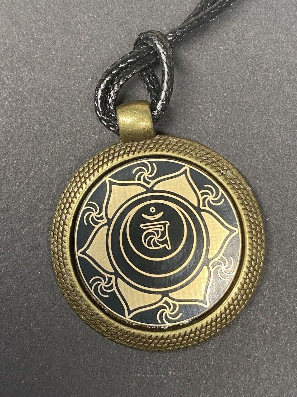 Amulett – Chakremy – Chakra – 25 mm / goldlegiert / Fassung bronzefarben – Produktansicht 1