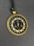 Amulett – Chakremy – Solarplexus Chakra – Solarplexus + Chakra – 25 mm / goldlegiert / Fassung bronzefarben – Produktansicht 
