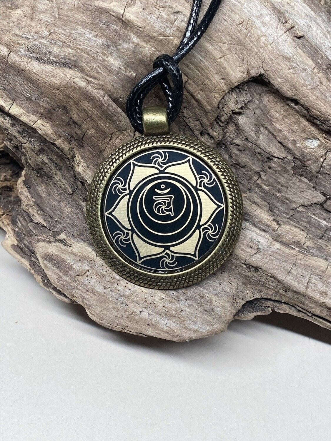 Amulett – Chakremy – Chakra – 25 mm / goldlegiert / Fassung bronzefarben – Produktansicht 1