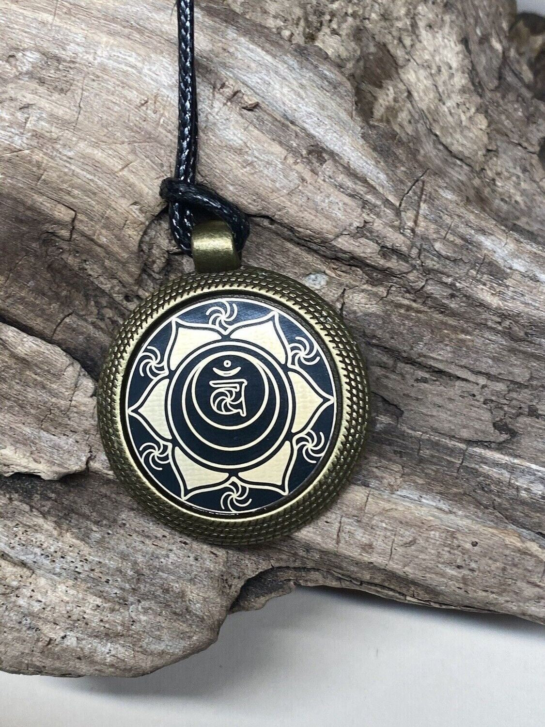 Amulett – Chakremy – Chakra – 25 mm / goldlegiert / Fassung bronzefarben – Produktansicht 1