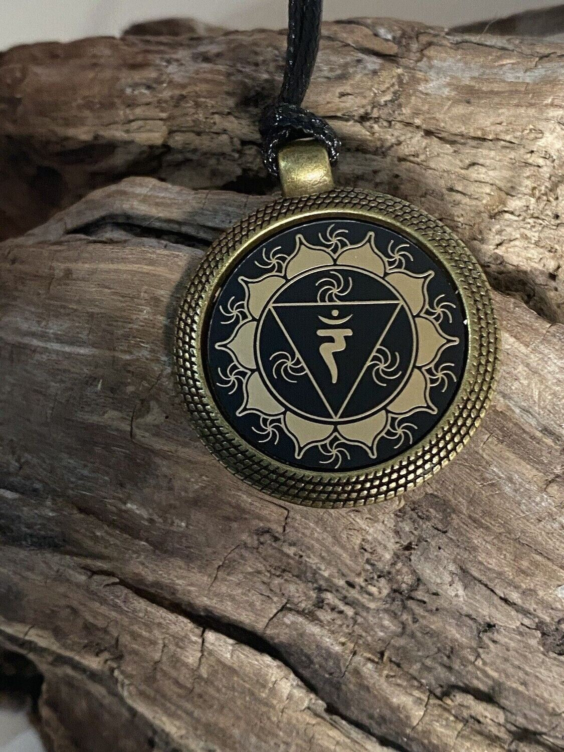 Amulett – Chakremy – Solarplexus Chakra – Solarplexus + Chakra – 25 mm / goldlegiert / Fassung bronzefarben – Produktansicht 
