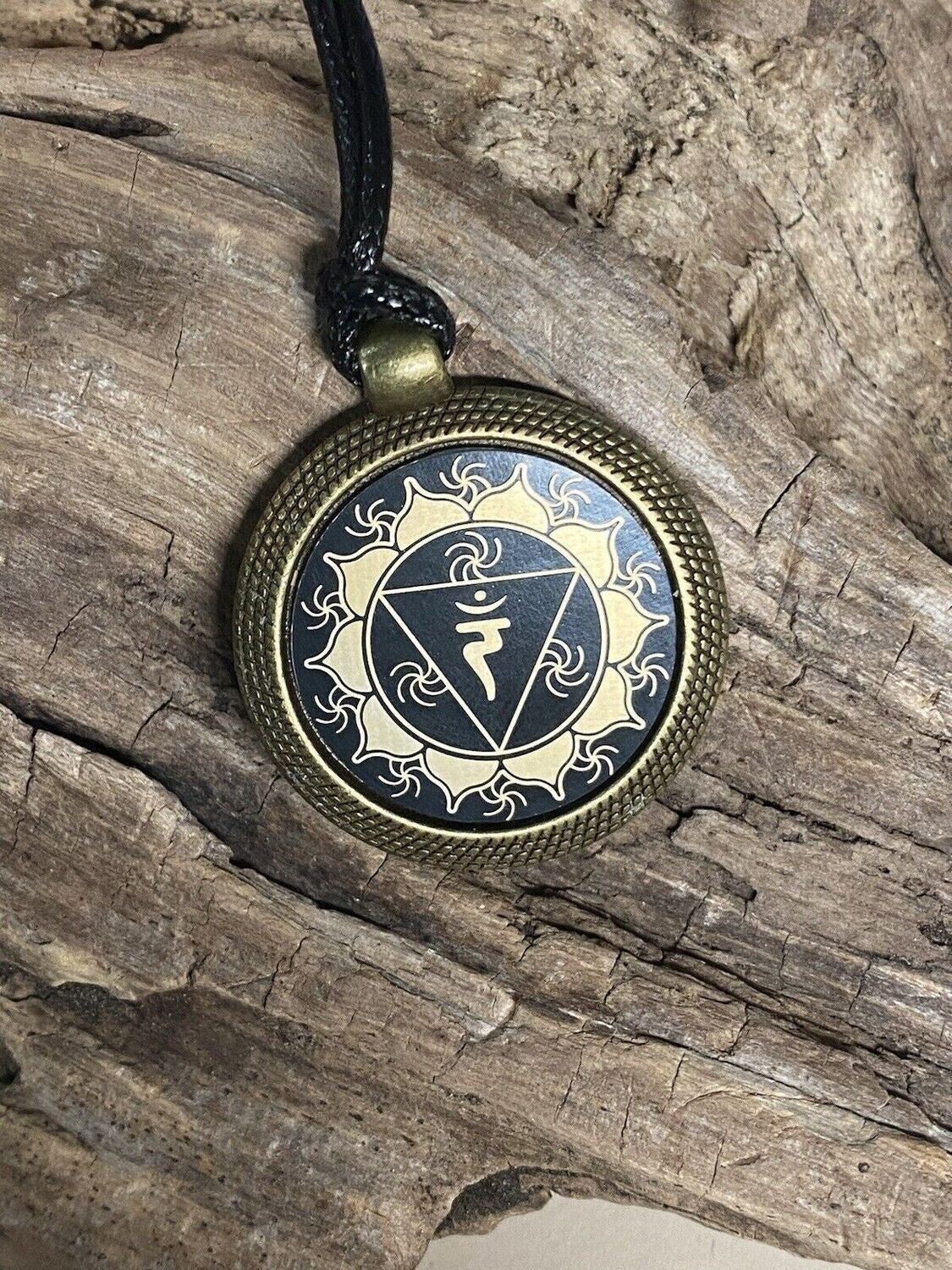 Amulett – Chakremy – Solarplexus Chakra – Solarplexus + Chakra – 25 mm / goldlegiert / Fassung bronzefarben – Produktansicht 