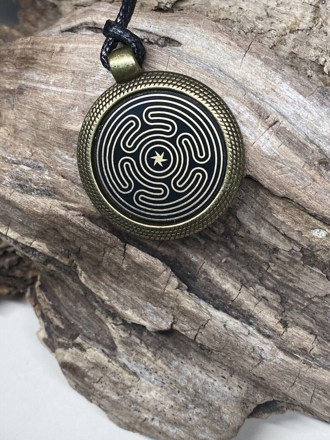 Amulett – Hekathe Wheel der heiligen – 25 mm / goldlegiert / Fassung bronzefarben – Produktansicht 1