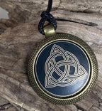 Amulett – keltischer Knoten – 25 mm / goldlegiert / Fassung bronzefarben – Produktansicht 1