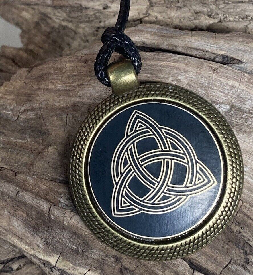 Amulett – keltischer Knoten – 25 mm / goldlegiert / Fassung bronzefarben – Produktansicht 1