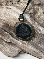 Amulett – keltischer Knoten – 25 mm / goldlegiert / Fassung bronzefarben – Produktansicht 1