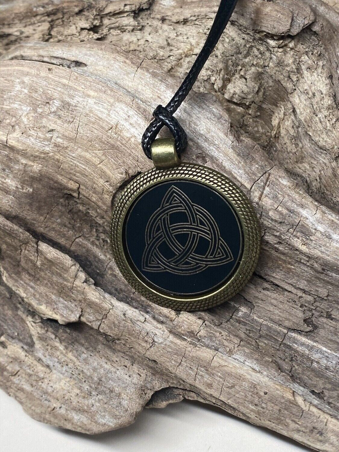 Amulett – keltischer Knoten – 25 mm / goldlegiert / Fassung bronzefarben – Produktansicht 1