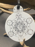 Anhänger Metatron, weiß, zinnlegiert, doppelseitig ca. 52 mm x62 mm – Produktansicht 1