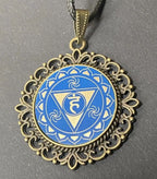 Amulett – Chakremy – bronzefarben, 3. Auge Disc in blau 25 mm, goldlegiert, kupferunterlegt – Produktansicht 1
