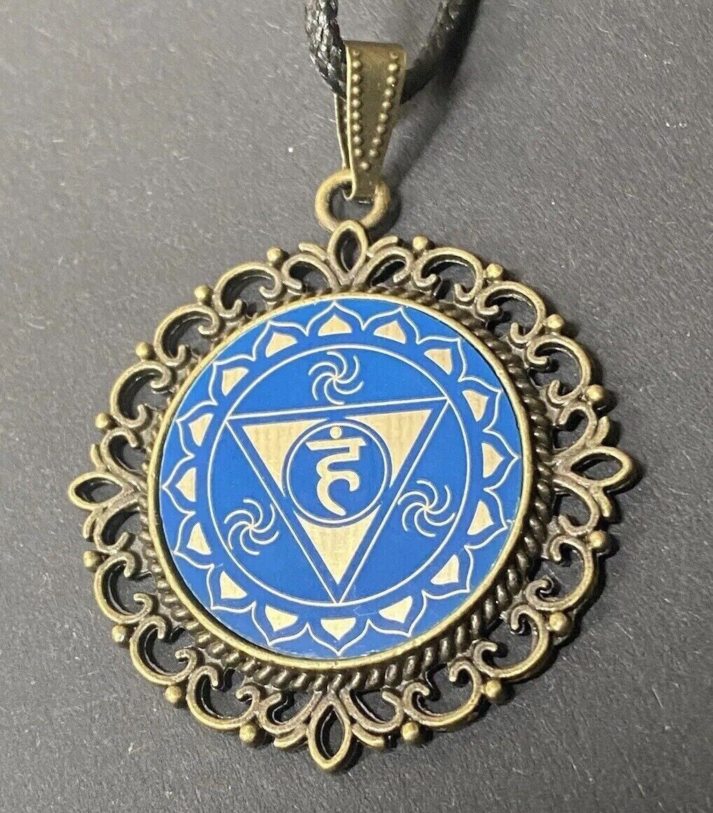 Amulett – Chakremy – bronzefarben, 3. Auge Disc in blau 25 mm, goldlegiert, kupferunterlegt – Produktansicht 1