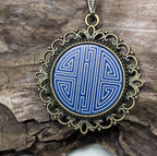 Amulett – bronzefarben, chinesische Shou Symbolik Disc in blau 25 mm, zinnlegiert, kupferunterlegt – Produktansicht 1