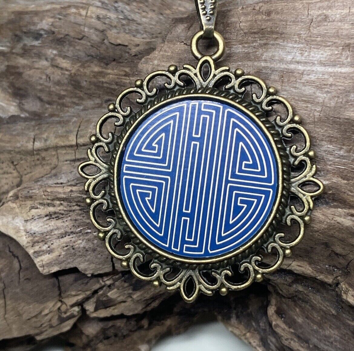 Amulett – bronzefarben, chinesische Shou Symbolik Disc in blau 25 mm, zinnlegiert, kupferunterlegt – Produktansicht 1