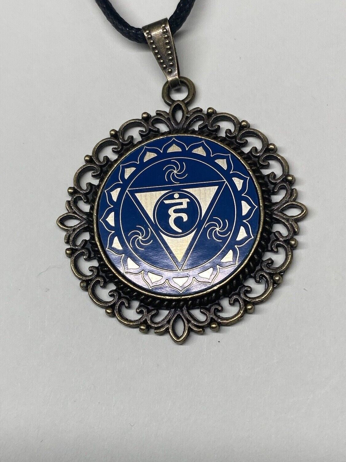 Amulett – Chakremy – bronzefarben, 3. Auge Disc in blau 25 mm, goldlegiert, kupferunterlegt – Produktansicht 1