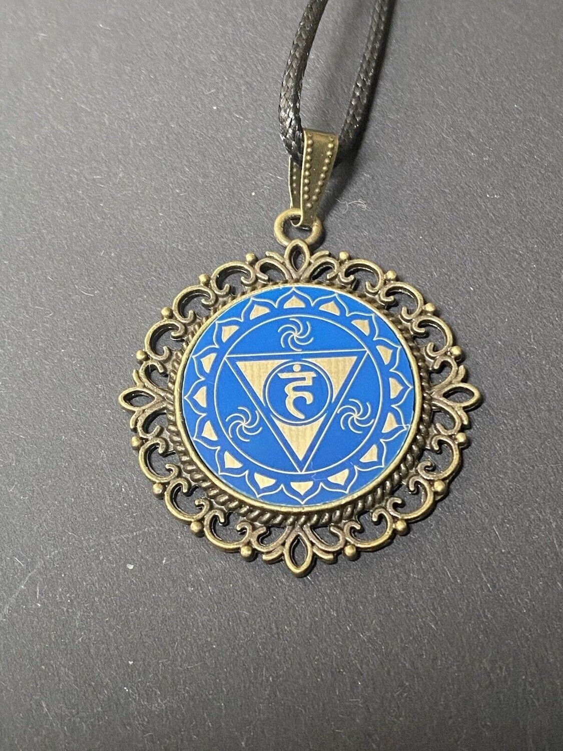 Amulett – Chakremy – bronzefarben, 3. Auge Disc in blau 25 mm, goldlegiert, kupferunterlegt – Produktansicht 1