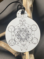 Anhänger Metatron, weiß, zinnlegiert, doppelseitig ca. 52 mm x62 mm – Produktansicht 1