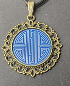 Amulett – bronzefarben, chinesische Shou Symbolik Disc in blau 25 mm, zinnlegiert, kupferunterlegt – Produktansicht 1