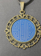 Amulett – bronzefarben, chinesische Shou Symbolik Disc in blau 25 mm, zinnlegiert, kupferunterlegt – Produktansicht 1