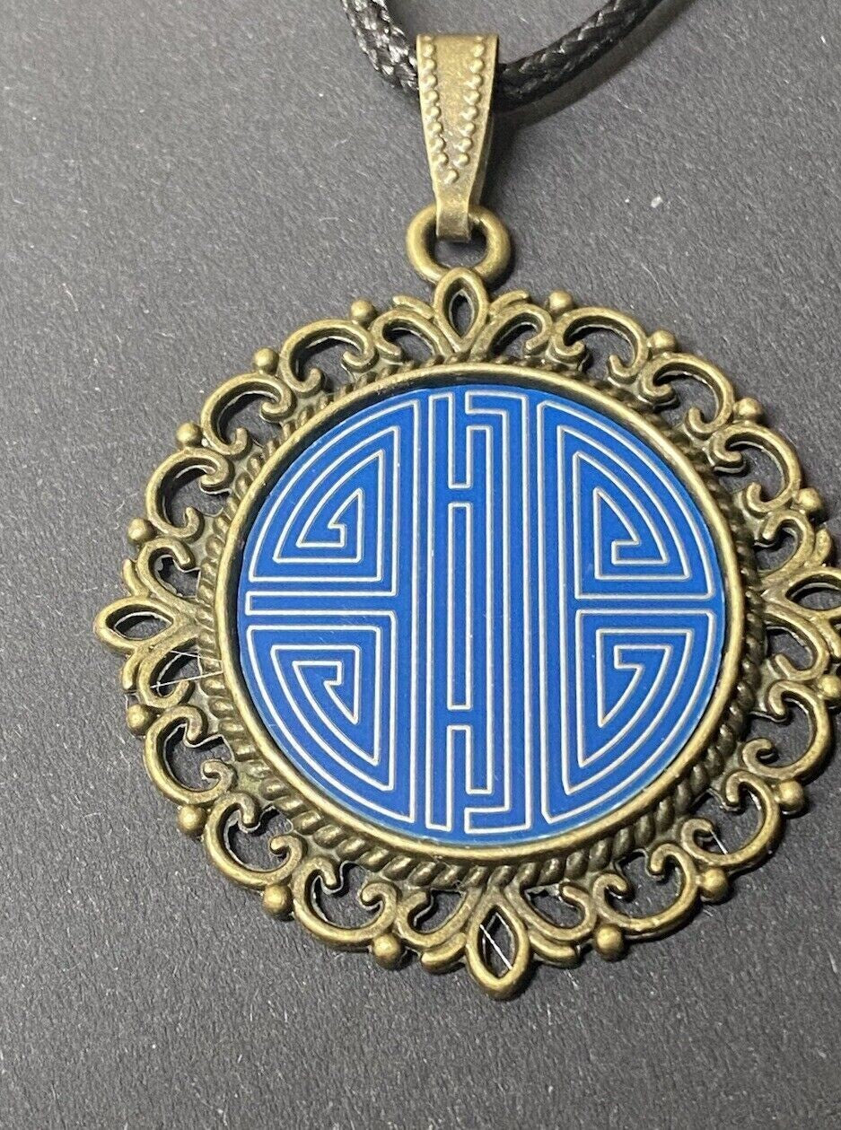 Amulett – bronzefarben, chinesische Shou Symbolik Disc in blau 25 mm, zinnlegiert, kupferunterlegt – Produktansicht 1