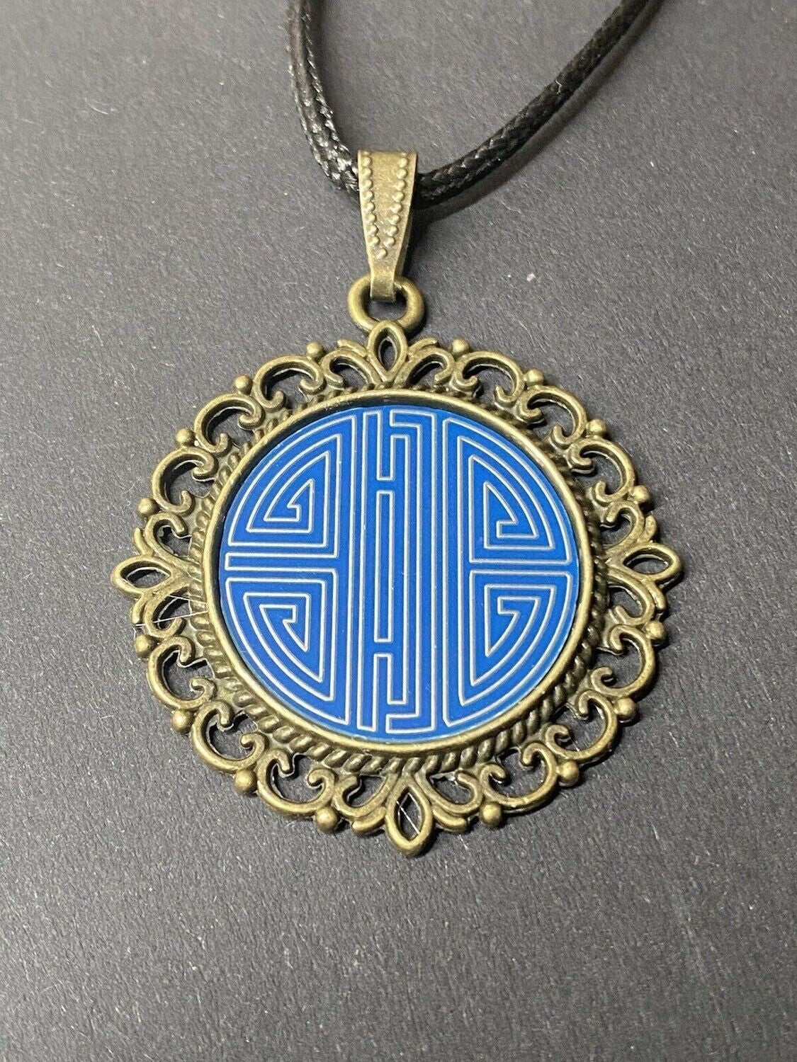 Amulett – bronzefarben, chinesische Shou Symbolik Disc in blau 25 mm, zinnlegiert, kupferunterlegt – Produktansicht 1
