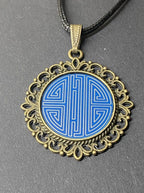 Amulett – bronzefarben, chinesische Shou Symbolik Disc in blau 25 mm, zinnlegiert, kupferunterlegt – Produktansicht 1